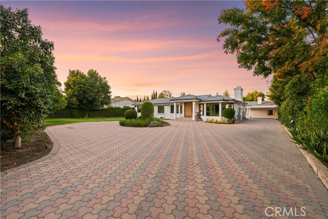 Detail Gallery Image 9 of 62 For 22901 Burbank Bld, Woodland Hills,  CA 91367 - 6 Beds | 4/1 Baths