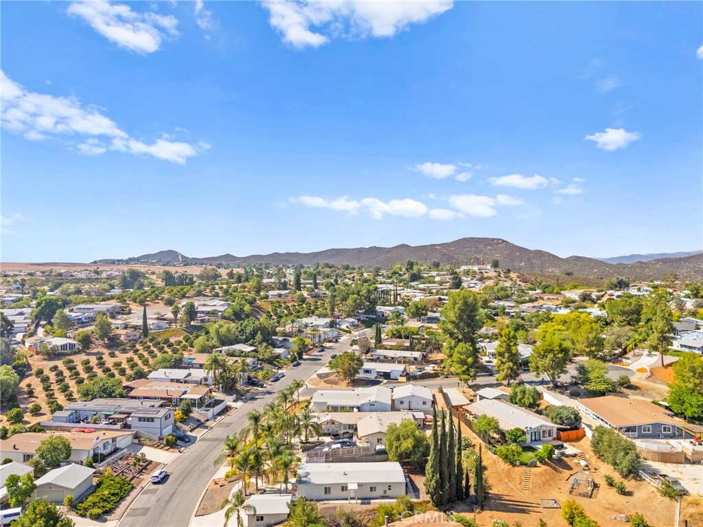 https://media.crmls.org/medias/59c07c98-6f55-4345-9247-bc3997bddfb1.jpg?preset=X-Large