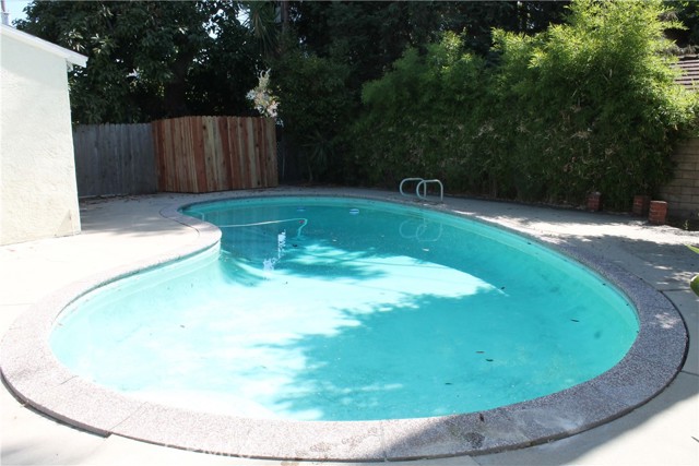 427 S Mariposa Street, Burbank CA: https://media.crmls.org/medias/59c42698-6c99-4f1d-a9f5-dbec4e9c3040.jpg