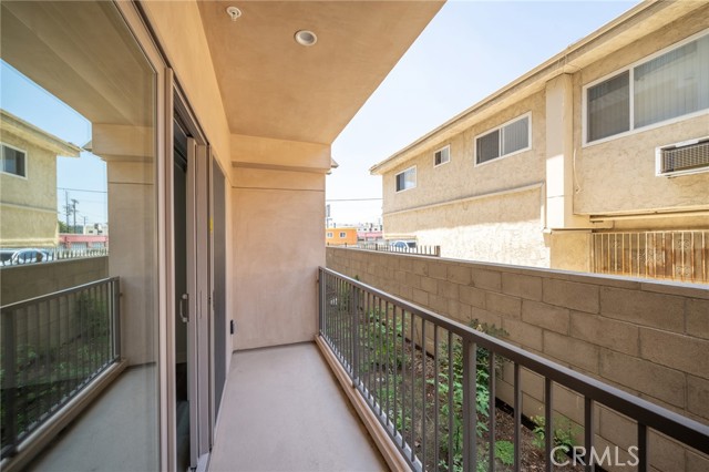 Detail Gallery Image 8 of 15 For 14526 Hartland St #206,  Van Nuys,  CA 91405 - 2 Beds | 2 Baths