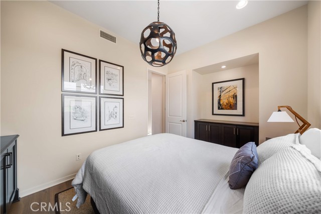 105 newall, Irvine CA: https://media.crmls.org/medias/59c64364-e5cf-4378-835c-b0dbaf8f4b41.jpg