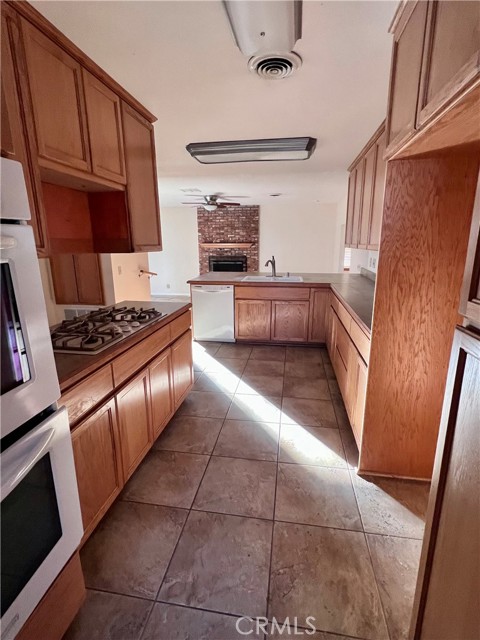 Detail Gallery Image 5 of 14 For 44519 Foxton, Lancaster,  CA 93535 - 5 Beds | 3 Baths