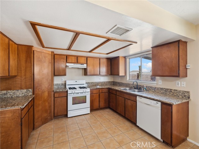 Detail Gallery Image 13 of 32 For 22620 Powhatan Rd, Apple Valley,  CA 92308 - 3 Beds | 2 Baths