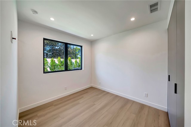 Detail Gallery Image 15 of 23 For 23453 Collins, Woodland Hills,  CA 91367 - 2 Beds | 2 Baths