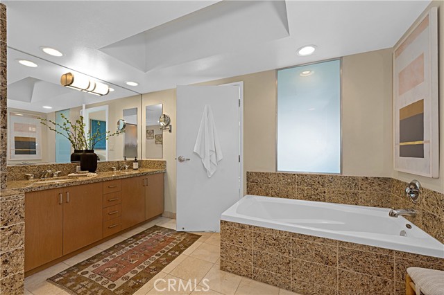 13700 Marina Pointe Drive, Marina del Rey CA: https://media.crmls.org/medias/59d30256-e09f-44b7-80d7-a5ddd96527ef.jpg