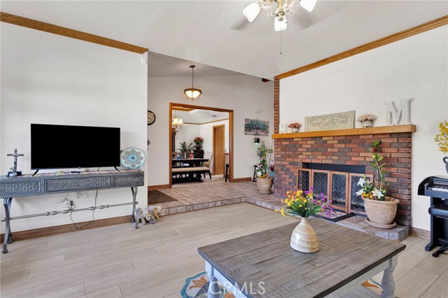 Detail Gallery Image 9 of 56 For 19985 Red Feather, Apple Valley,  CA 92307 - 3 Beds | 2/1 Baths