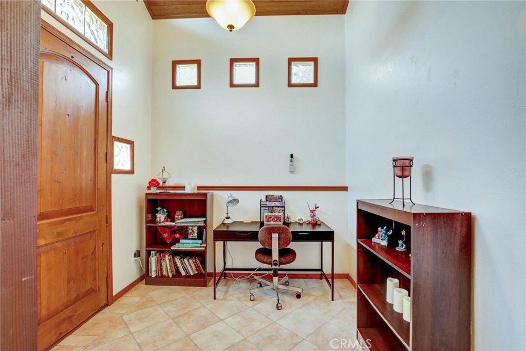 https://media.crmls.org/medias/59d6d1e5-019a-42d2-9b91-35af49278254.jpg?preset=X-Large