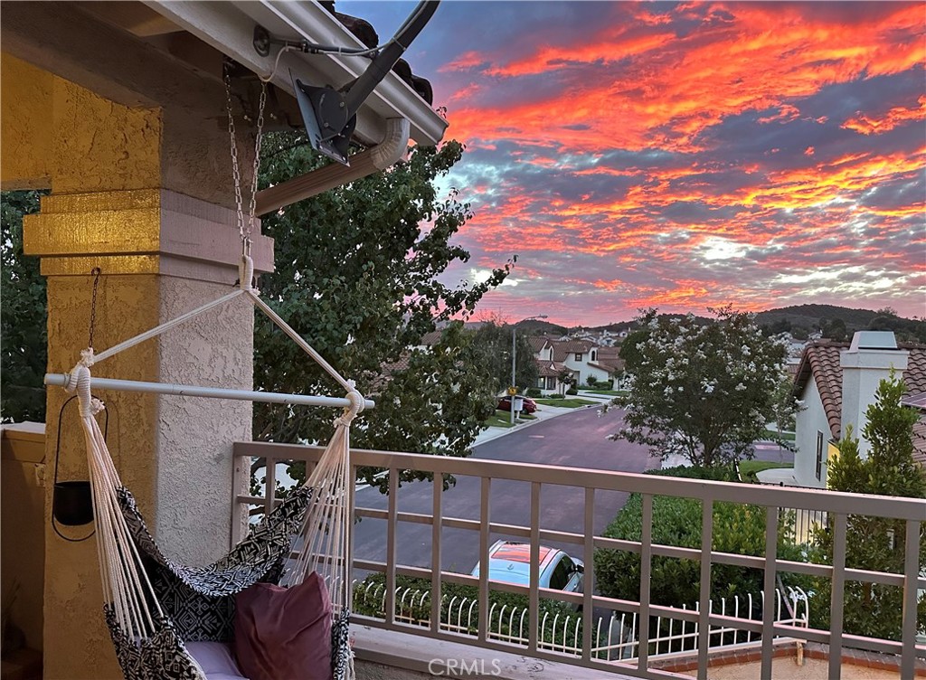 https://media.crmls.org/medias/59d92222-e946-43b7-80fe-91085a2d95d1.jpg?preset=X-Large