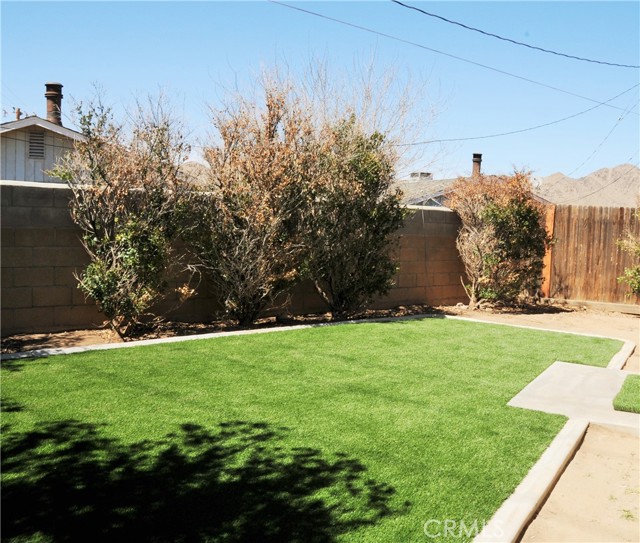 15354 Kiamichi Rd, Apple Valley CA: https://media.crmls.org/medias/59d9c4e5-979f-4dad-9e21-c1be8f7deae4.jpg