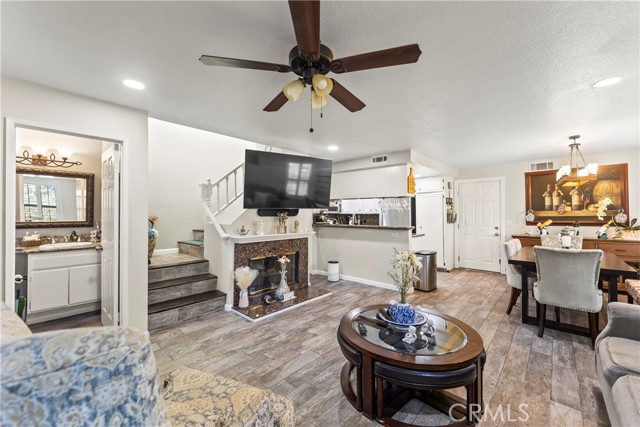 Detail Gallery Image 2 of 24 For 22617 Copper Hill Dr #121,  Saugus,  CA 91350 - 3 Beds | 3 Baths