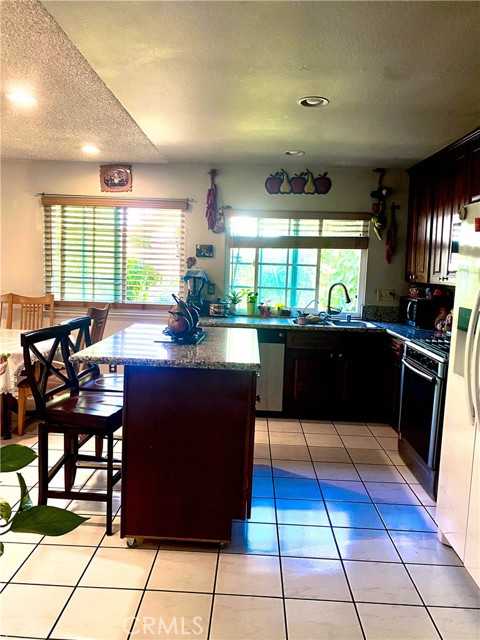 Detail Gallery Image 9 of 12 For 1949 S Palm Pl, Ontario,  CA 91762 - 3 Beds | 2 Baths