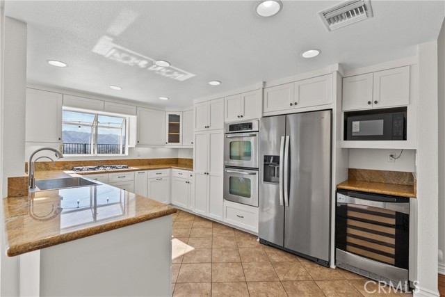 Detail Gallery Image 14 of 40 For 17050 Canvas, Canyon Country,  CA 91387 - 4 Beds | 2 Baths