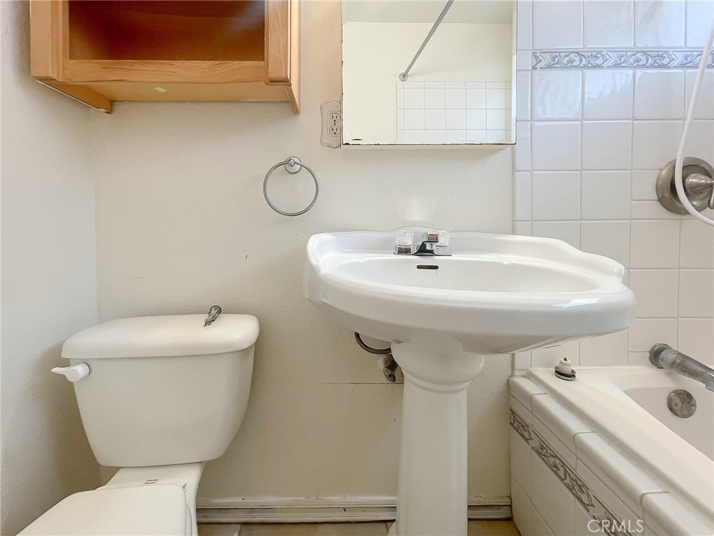 https://media.crmls.org/medias/59dda277-5fbf-440c-9aec-4f68abc54570.jpg?preset=X-Large