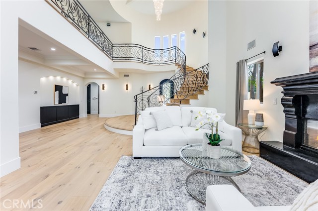 23123 Oxnard Street, Woodland Hills CA: https://media.crmls.org/medias/59ddab6b-1e57-40e4-9955-5750e2809169.jpg