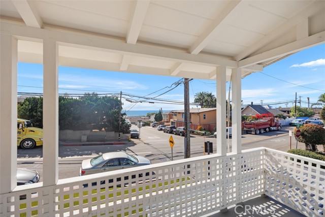 Detail Gallery Image 5 of 32 For 1800 Glenneyre St, Laguna Beach,  CA 92651 - 3 Beds | 3 Baths