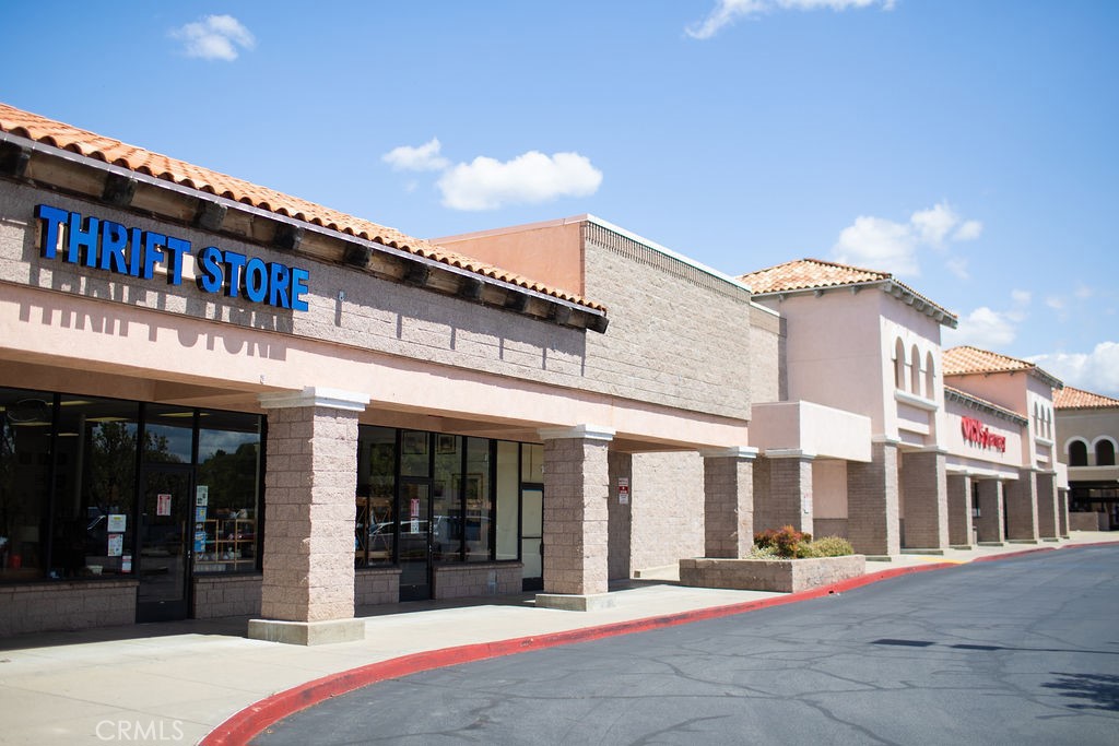 Retail commercial Woodland Plaza I, Regional Shopping Center, anchored by Albertson's and CVS.  Conveniently located 1080 Square Foot end unit with excellent signage available in the heart of Wine Country's shopping haven known for Walmart, Kennedy Club, Big 5 Sporting Goods, Taco Bell, Wendy's, McDonald's and many locally owned store fronts with prior ADT counts over 30,000.  Abundant parking, easy access off River Road and Niblick linking to Highway 101 access.  Visible and traffic friendly to Paso Robles' newest senior community "River Walk Terrace" giving you exclusive opportunities to market your business, right here! Call for showing and NNN pricing details.