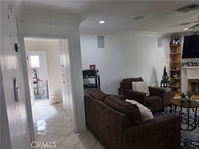 Detail Gallery Image 4 of 10 For 6435 Aldea Ave, Van Nuys,  CA 91406 - 3 Beds | 3 Baths