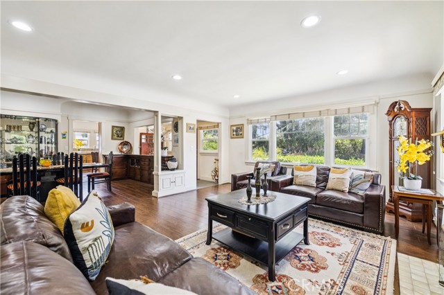 Detail Gallery Image 11 of 58 For 13621 Erwin St, Van Nuys,  CA 91401 - 4 Beds | 3 Baths