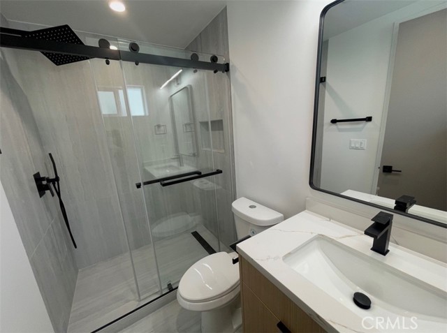 Detail Gallery Image 9 of 11 For 611 W 41st Pl #1/2,  Los Angeles,  CA 90037 - 3 Beds | 3 Baths