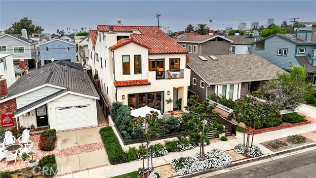 613 Larkspur Avenue, Corona del Mar CA: https://media.crmls.org/medias/59e5b7e9-9064-43e7-98be-8f6be55a7b1a.jpg