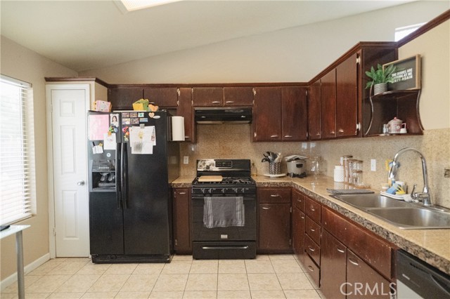 Detail Gallery Image 12 of 35 For 310 Buena Vista Ct, Merced,  CA 95348 - 4 Beds | 2/1 Baths