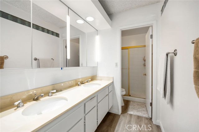 Detail Gallery Image 11 of 19 For 22158 James Alan Cir, Chatsworth,  CA 91311 - 3 Beds | 3 Baths