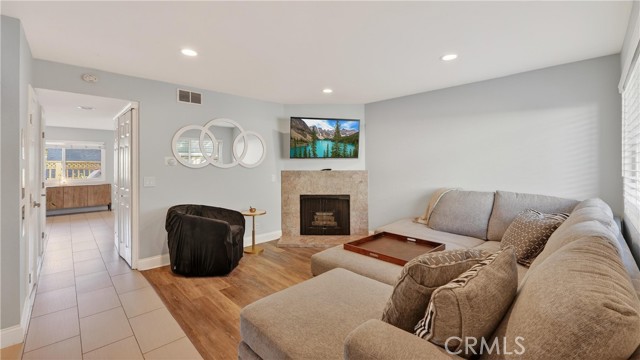 Detail Gallery Image 5 of 14 For 809 N Spurgeon St #2,  Santa Ana,  CA 92701 - 2 Beds | 2/1 Baths