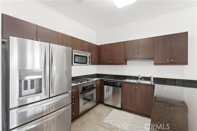 Detail Gallery Image 2 of 30 For 435 W Center Street Promenade, Anaheim,  CA 92805 - 2 Beds | 2 Baths