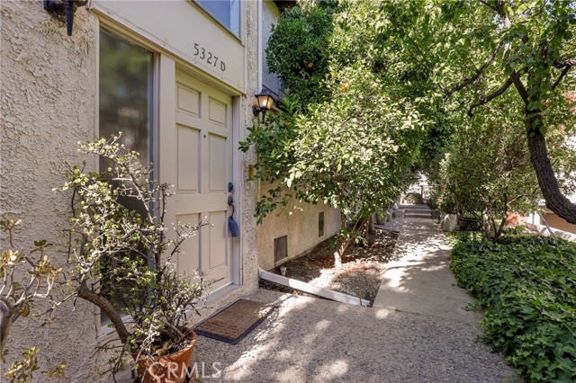 Detail Gallery Image 1 of 25 For 5327 Coldwater Canyon Ave #D,  Sherman Oaks,  CA 91401 - 2 Beds | 2/1 Baths