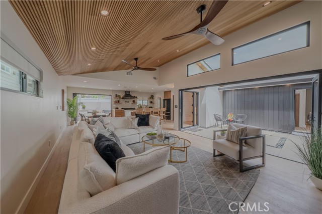 9141 Aloha Drive, Huntington Beach CA: https://media.crmls.org/medias/59f1f285-4ff9-4e81-b304-4fa53dfb2925.jpg