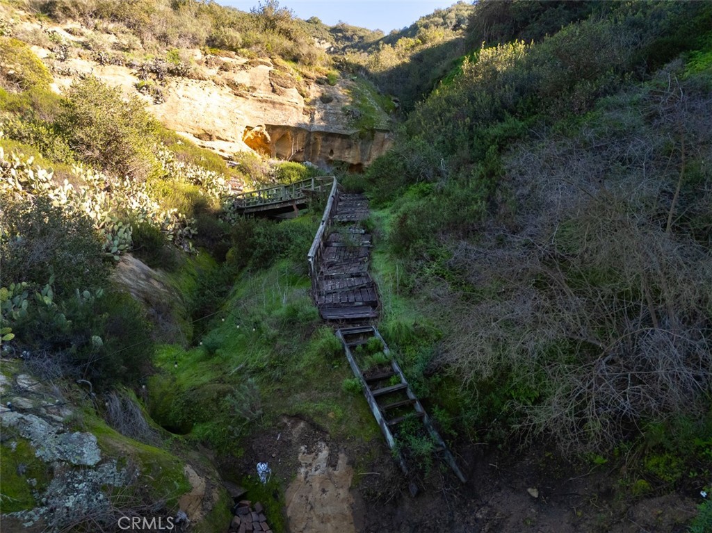 https://media.crmls.org/medias/59f27718-e1d9-4729-9705-fb2797504493.jpg?preset=X-Large