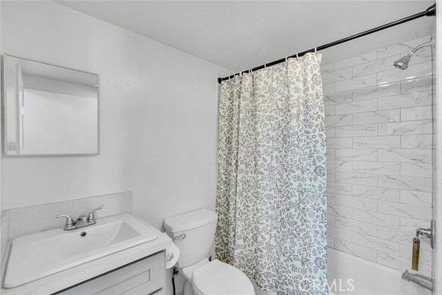 2025 Navy Street, Santa Monica CA: https://media.crmls.org/medias/59f365a2-43e8-46b0-99ec-ea611560cee3.jpg
