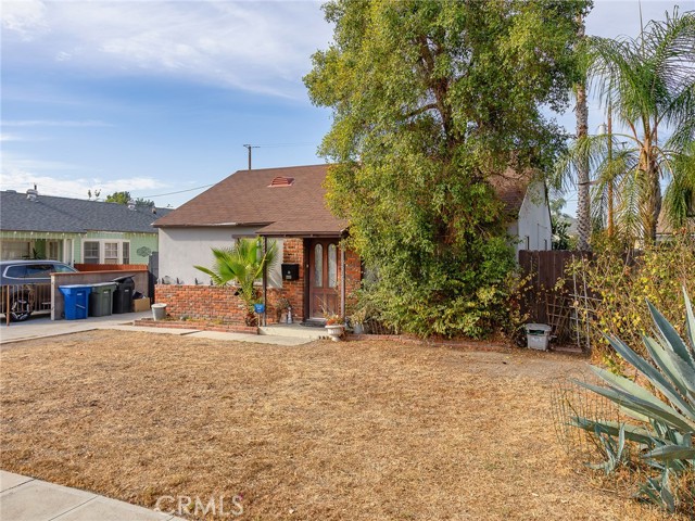 2215 N Brighton Street, Burbank CA: https://media.crmls.org/medias/59f6757d-5aac-4d6a-97c9-b59c68bb29b8.jpg