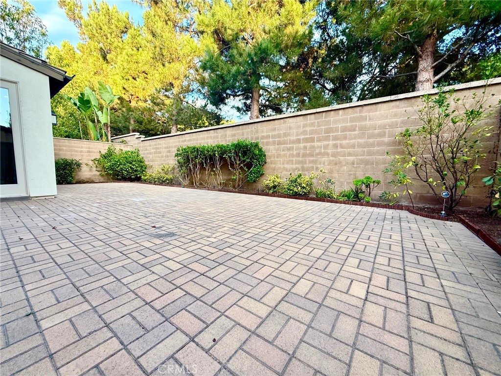 https://media.crmls.org/medias/59f9eee0-901c-4457-81d3-a70050b48e3c.jpg?preset=X-Large