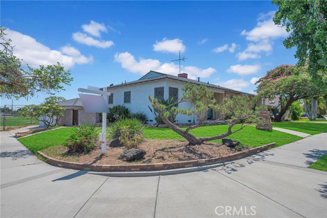 321 E Oakmont Drive, Montebello CA: https://media.crmls.org/medias/59fbfe85-1506-456f-80ba-64c156f71e38.jpg