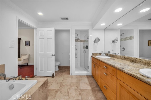 Master bath w soaking tub and walk in shower