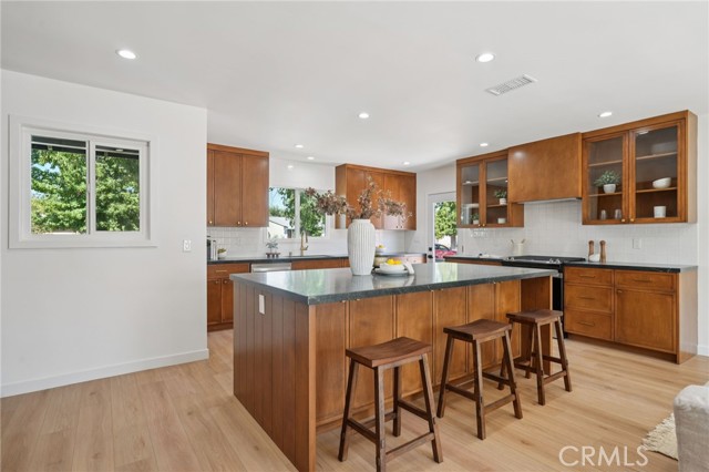 7020 Encino Avenue, Van Nuys CA: https://media.crmls.org/medias/59fda743-d164-4eaf-8d13-a6cb456cf9f4.jpg
