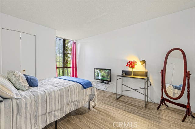 525 S Ardmore Ave, Los Angeles CA: https://media.crmls.org/medias/59ff7dd5-9c64-4337-8281-b5a66f9a741d.jpg