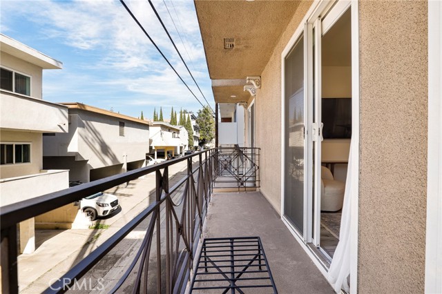 Detail Gallery Image 11 of 25 For 11723 Goshen Ave #103,  Los Angeles,  CA 90049 - 3 Beds | 2 Baths