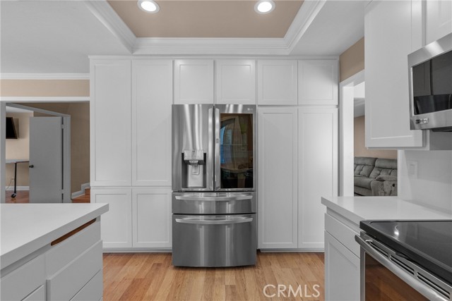 Detail Gallery Image 13 of 41 For 23439 via Elisandra, Valencia,  CA 91355 - 5 Beds | 3 Baths