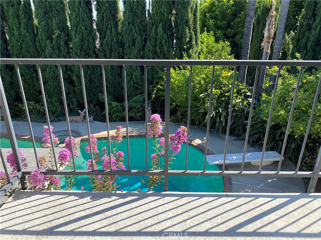 https://media.crmls.org/medias/5a04d4e5-9ecd-4cdd-aec0-5812fe5a943d.jpg?preset=X-Large