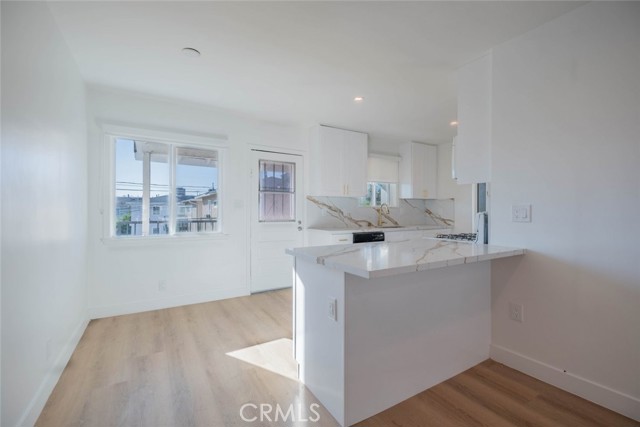 Detail Gallery Image 5 of 20 For 5654 Kester Ave #4,  Van Nuys,  CA 91411 - 2 Beds | 1 Baths