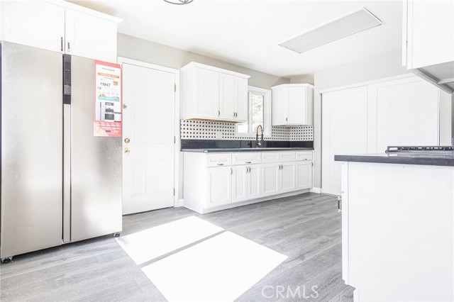 2008 Sequoia Drive, Barstow CA: https://media.crmls.org/medias/5a0a434b-bdae-49bd-a806-9ee4cbc9a75b.jpg