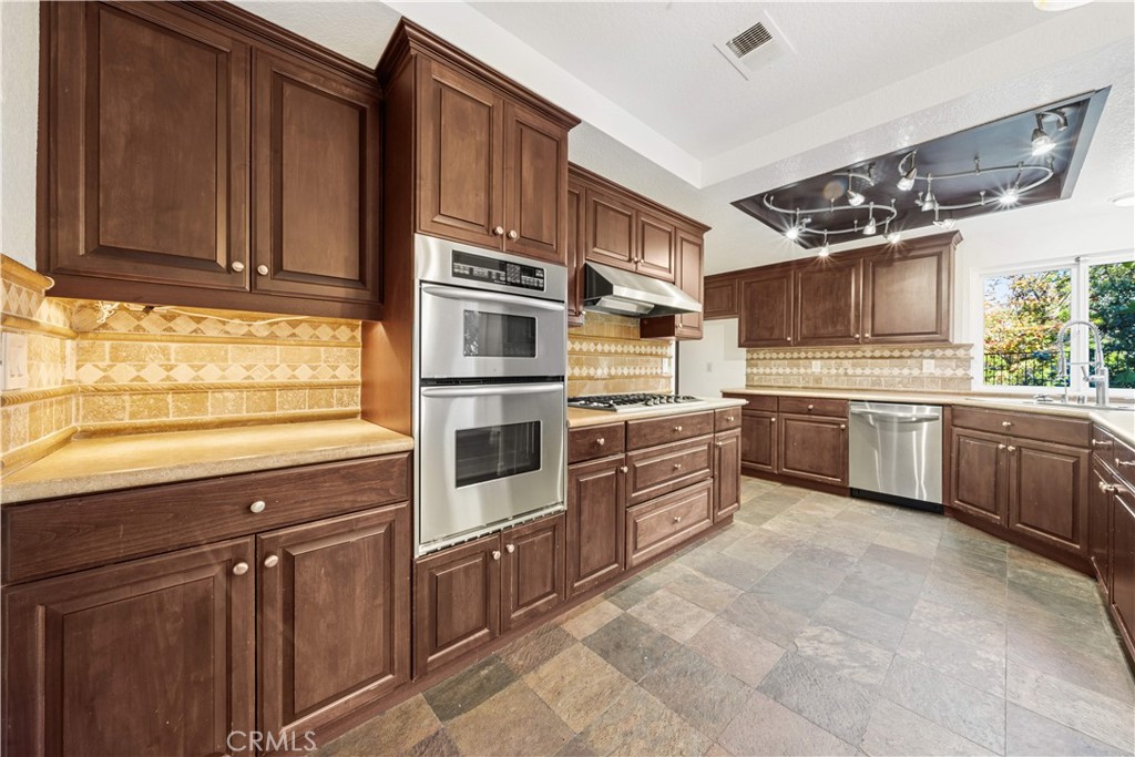 MLS #OC25250292 image #9