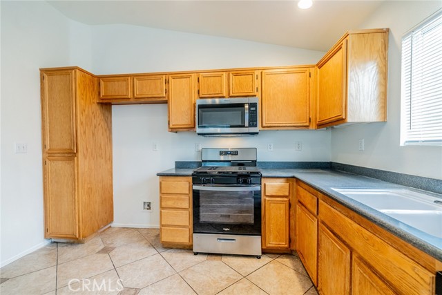 Detail Gallery Image 13 of 41 For 13892 Summer Wind St, Victorville,  CA 92394 - 3 Beds | 2 Baths