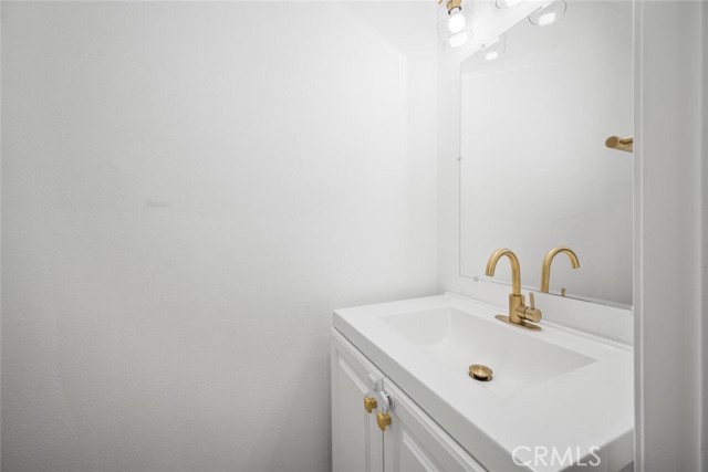 5740 S Glennie Lane, Los Angeles CA: https://media.crmls.org/medias/5a0dc685-4145-4dd0-b4e3-24e2962e9e51.jpg