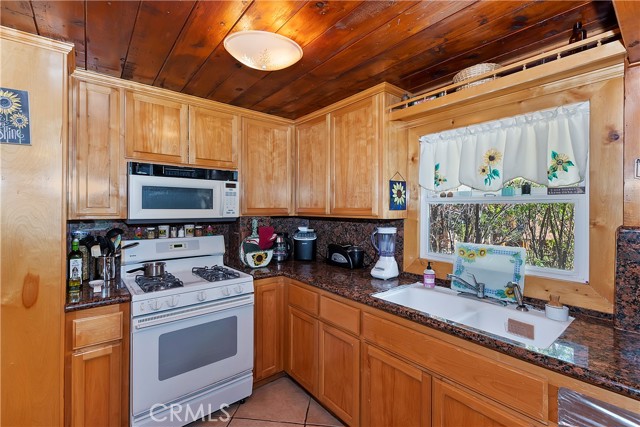 Detail Gallery Image 12 of 35 For 655 Silver Tip Dr, Big Bear Lake,  CA 92315 - 4 Beds | 2 Baths