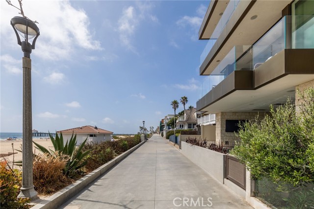 716 The Strand, Manhattan Beach CA: https://media.crmls.org/medias/5a0f2506-1c9c-49a5-a1bd-396d84d038d1.jpg
