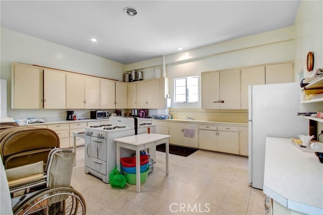 Image 31 of 46 For 724 Glenoaks Boulevard
