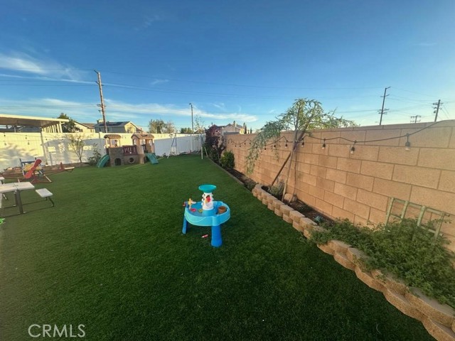 Detail Gallery Image 5 of 11 For 8883 Beacon Ave, Hesperia,  CA 92344 - 5 Beds | 2/1 Baths